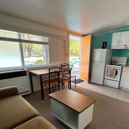 Holiday Beach Resort Motel Okanagan Falls エクステリア 写真