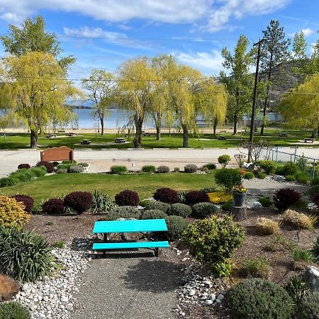Holiday Beach Resort Motel Okanagan Falls エクステリア 写真