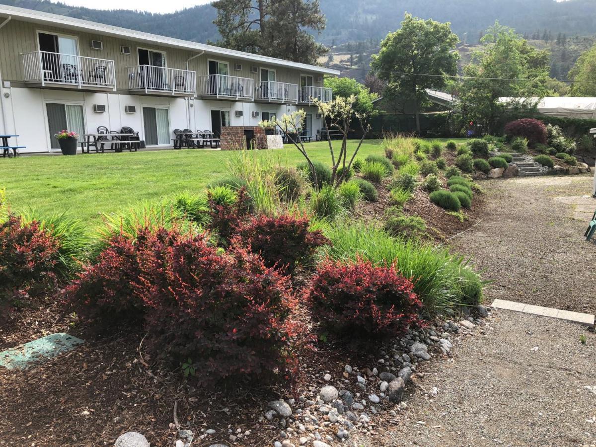 Holiday Beach Resort Motel Okanagan Falls エクステリア 写真