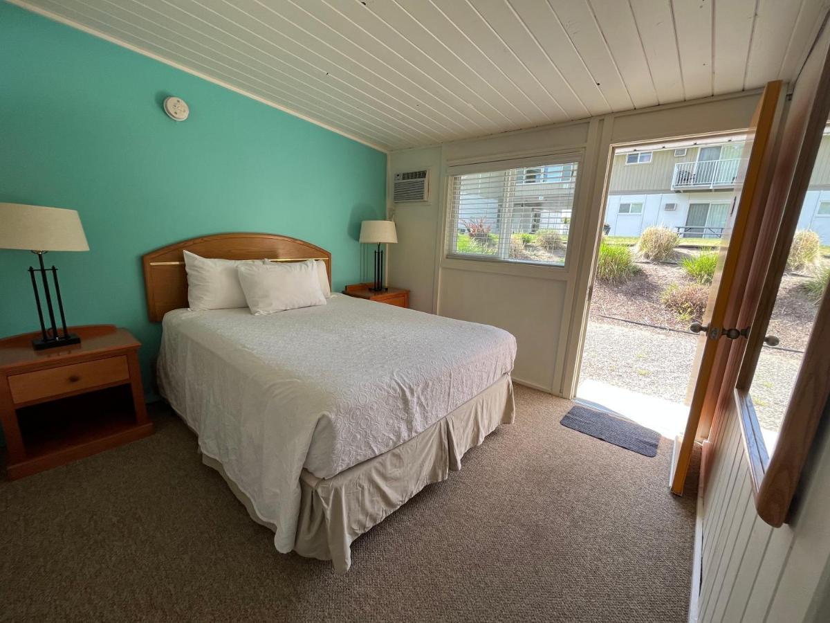 Holiday Beach Resort Motel Okanagan Falls エクステリア 写真