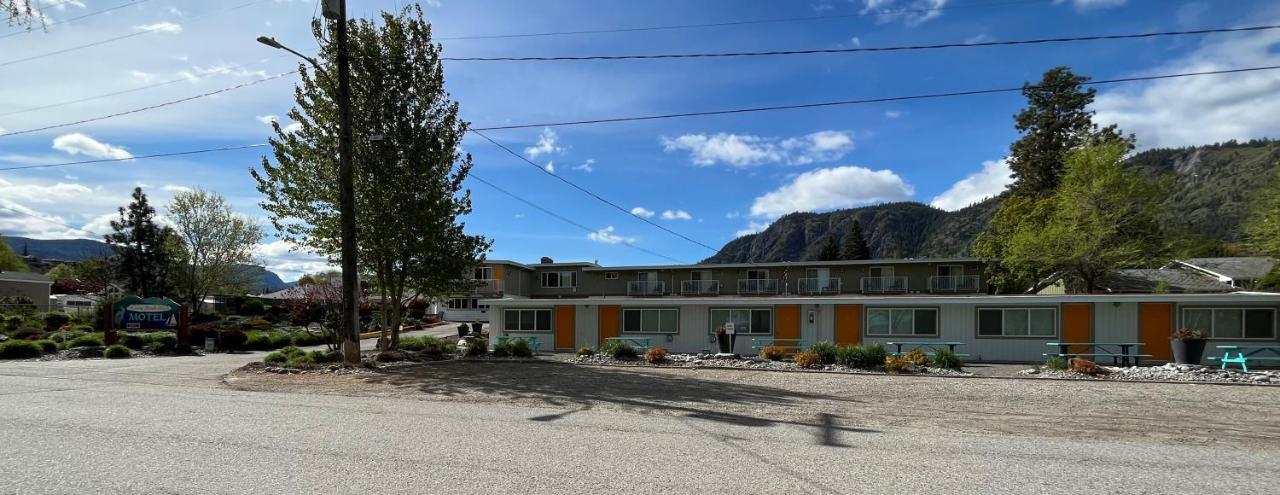 Holiday Beach Resort Motel Okanagan Falls エクステリア 写真
