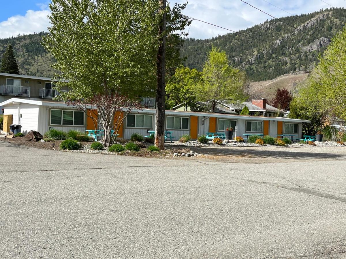 Holiday Beach Resort Motel Okanagan Falls エクステリア 写真