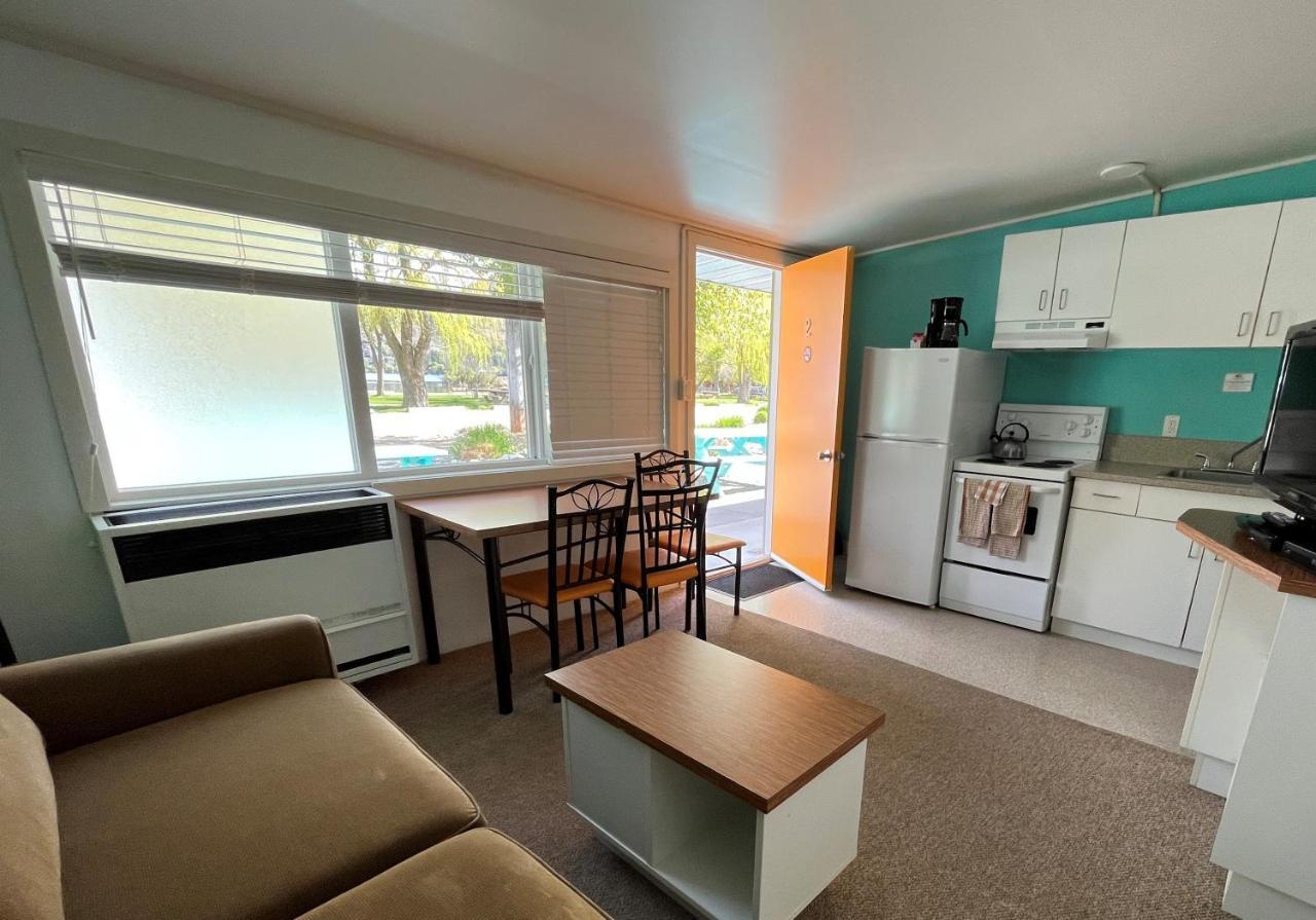 Holiday Beach Resort Motel Okanagan Falls エクステリア 写真