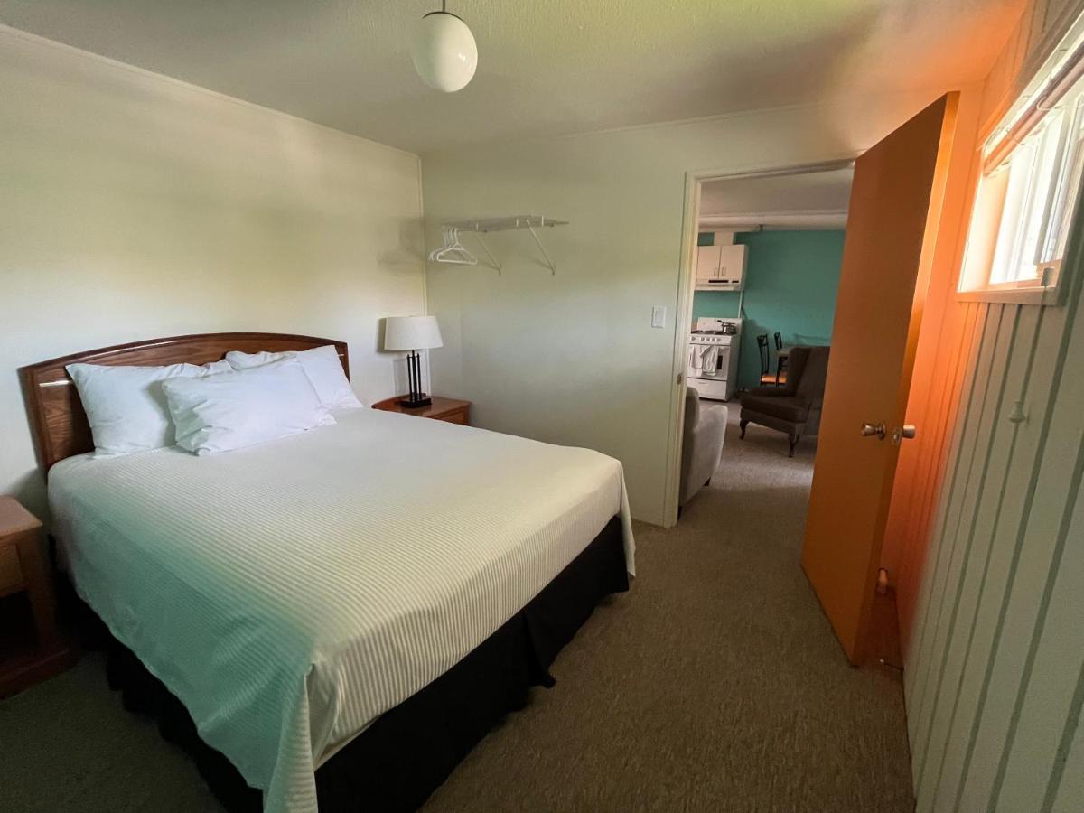 Holiday Beach Resort Motel Okanagan Falls エクステリア 写真
