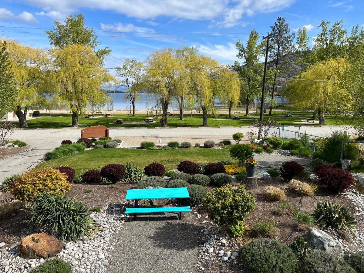 Holiday Beach Resort Motel Okanagan Falls エクステリア 写真