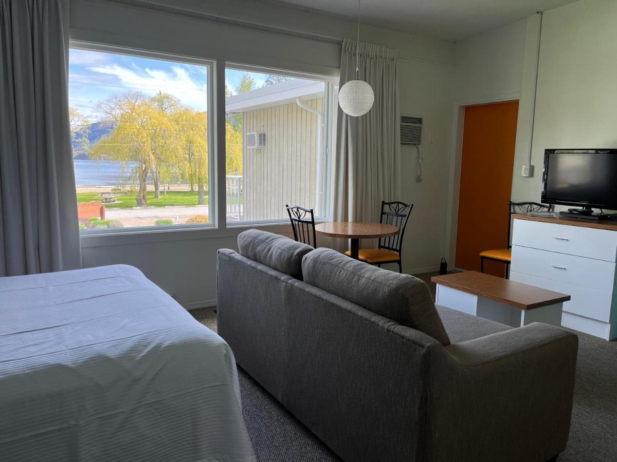 Holiday Beach Resort Motel Okanagan Falls エクステリア 写真
