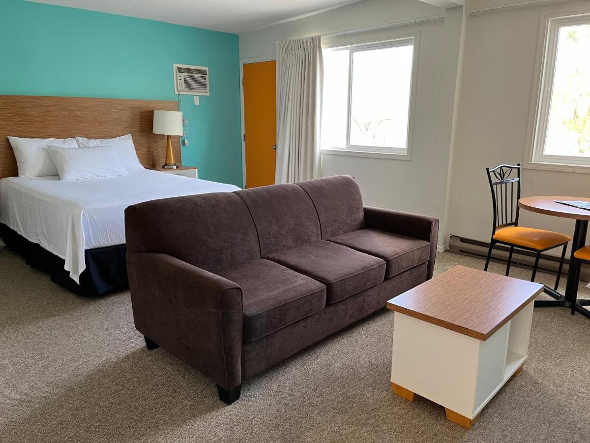 Holiday Beach Resort Motel Okanagan Falls エクステリア 写真