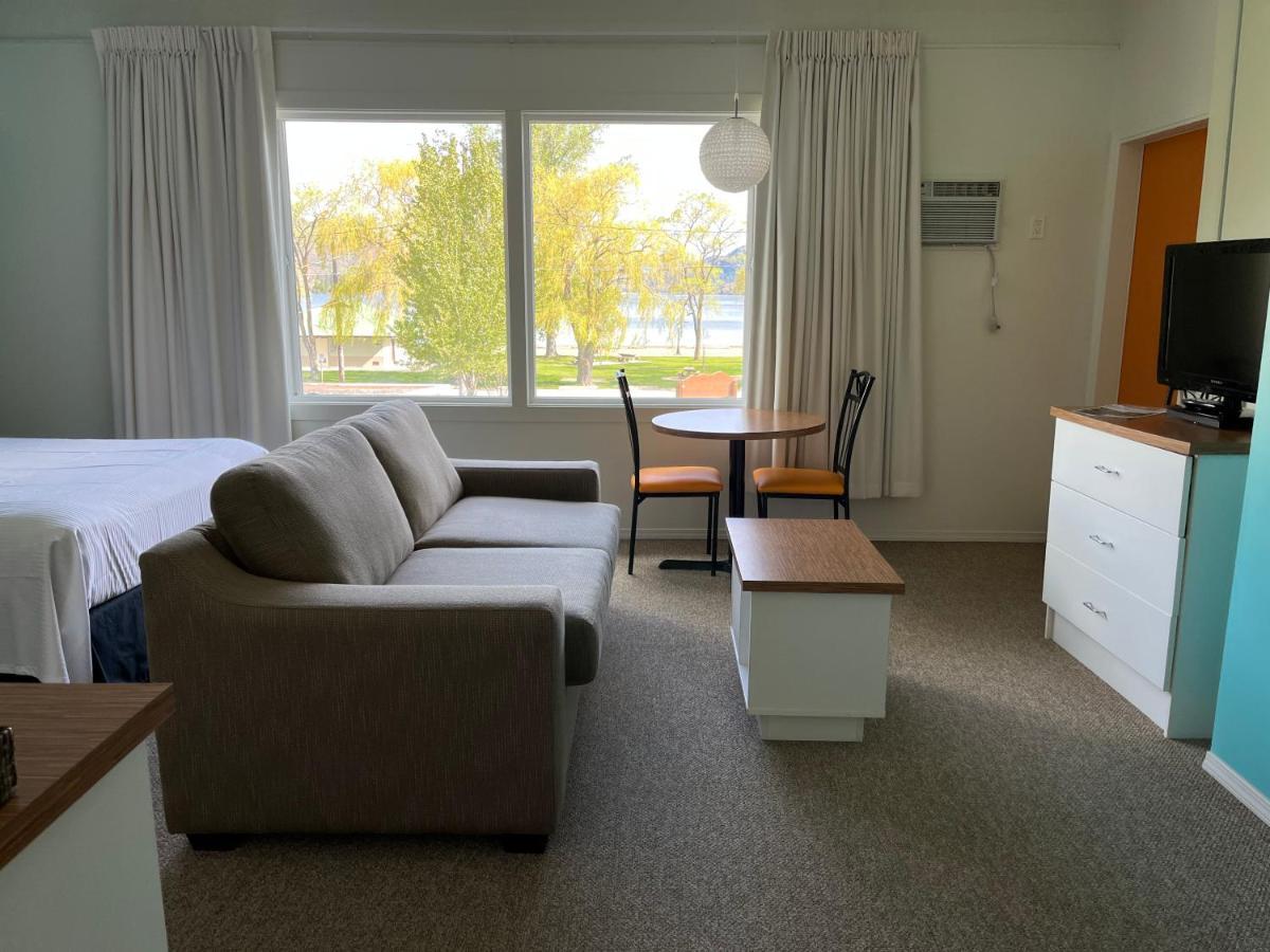 Holiday Beach Resort Motel Okanagan Falls エクステリア 写真