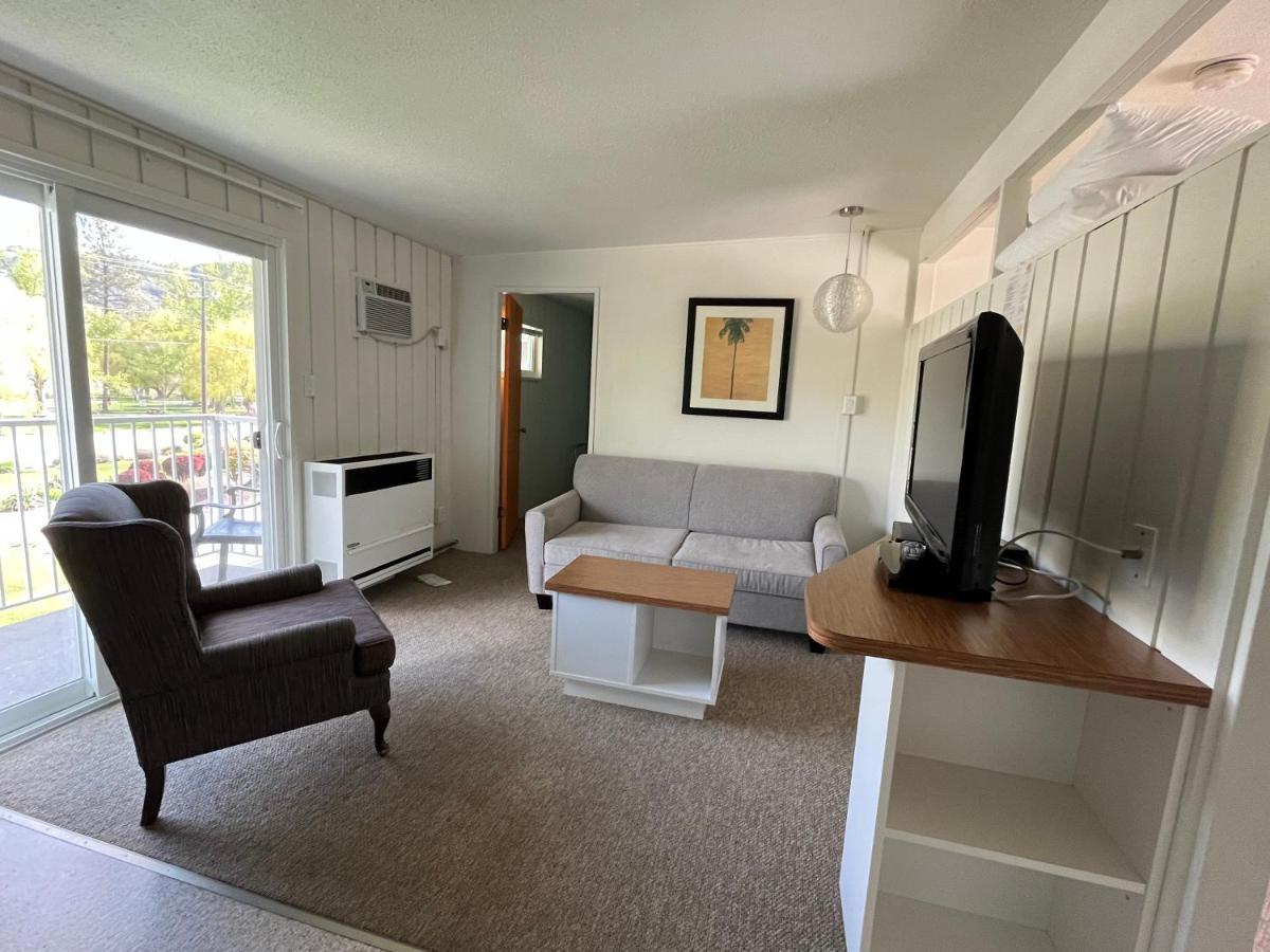 Holiday Beach Resort Motel Okanagan Falls エクステリア 写真