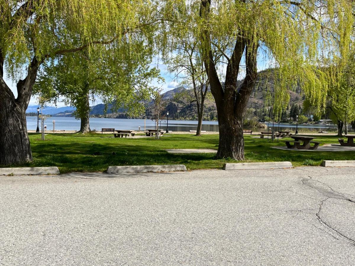 Holiday Beach Resort Motel Okanagan Falls エクステリア 写真