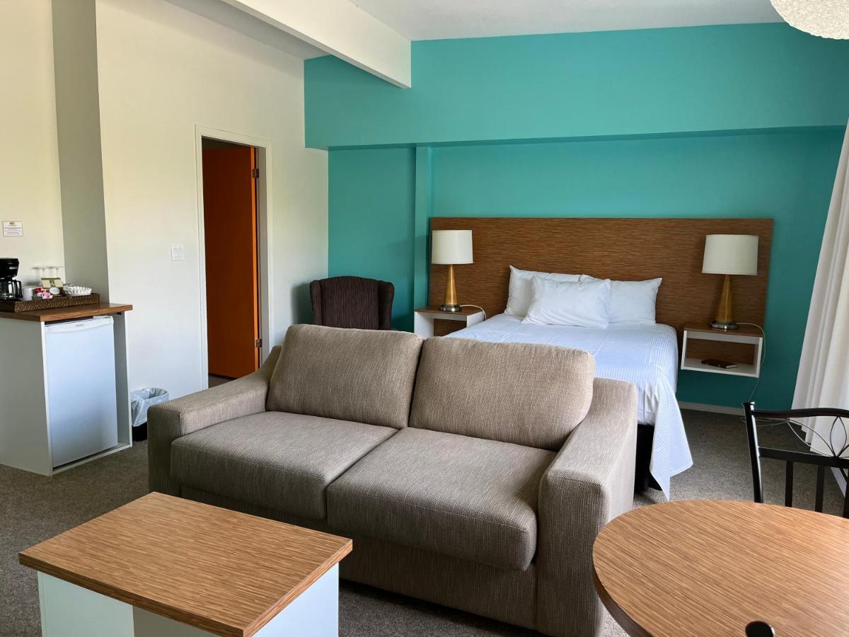 Holiday Beach Resort Motel Okanagan Falls エクステリア 写真