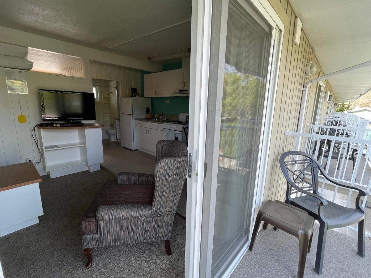 Holiday Beach Resort Motel Okanagan Falls エクステリア 写真