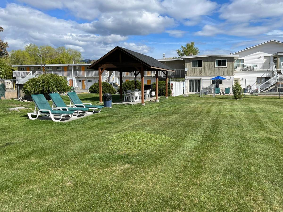 Holiday Beach Resort Motel Okanagan Falls エクステリア 写真