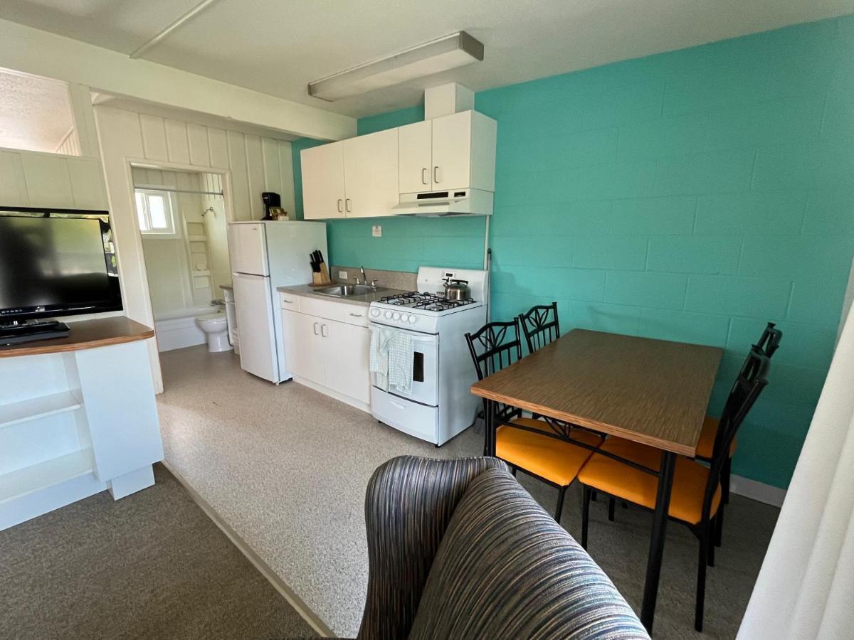 Holiday Beach Resort Motel Okanagan Falls エクステリア 写真