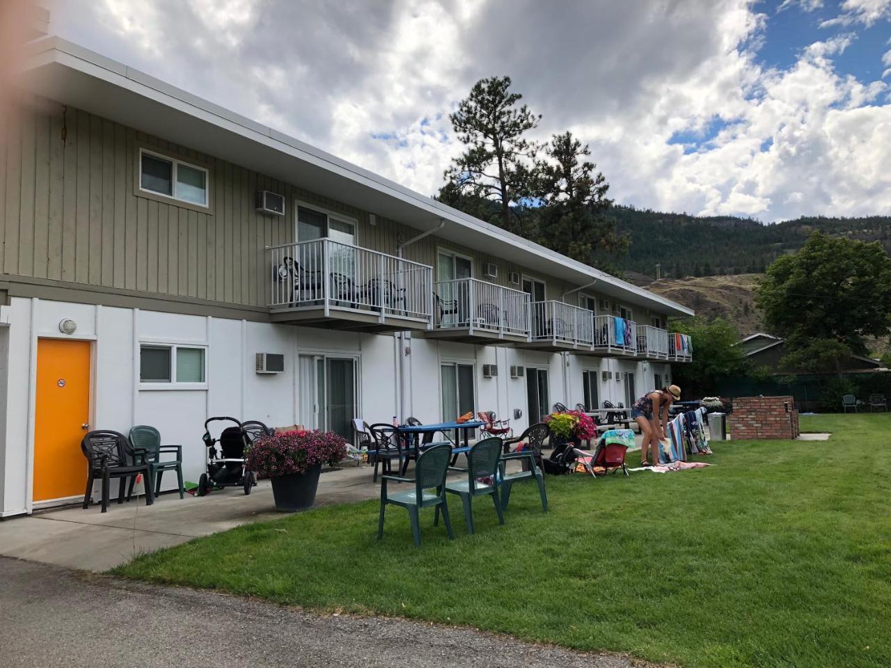 Holiday Beach Resort Motel Okanagan Falls エクステリア 写真