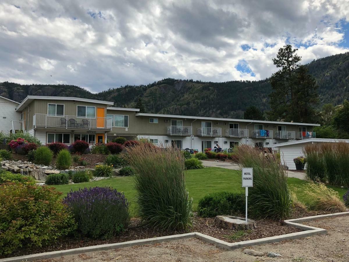 Holiday Beach Resort Motel Okanagan Falls エクステリア 写真