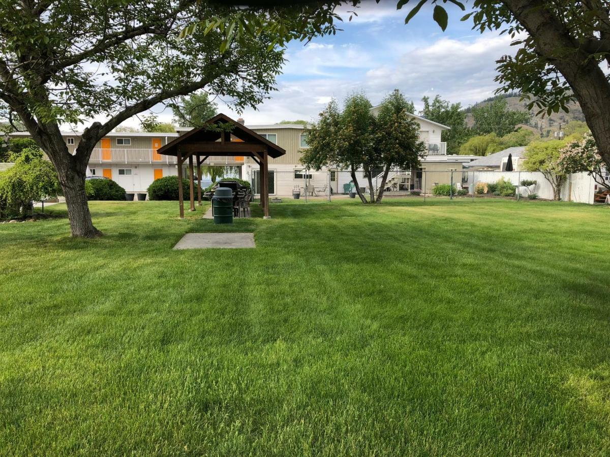 Holiday Beach Resort Motel Okanagan Falls エクステリア 写真