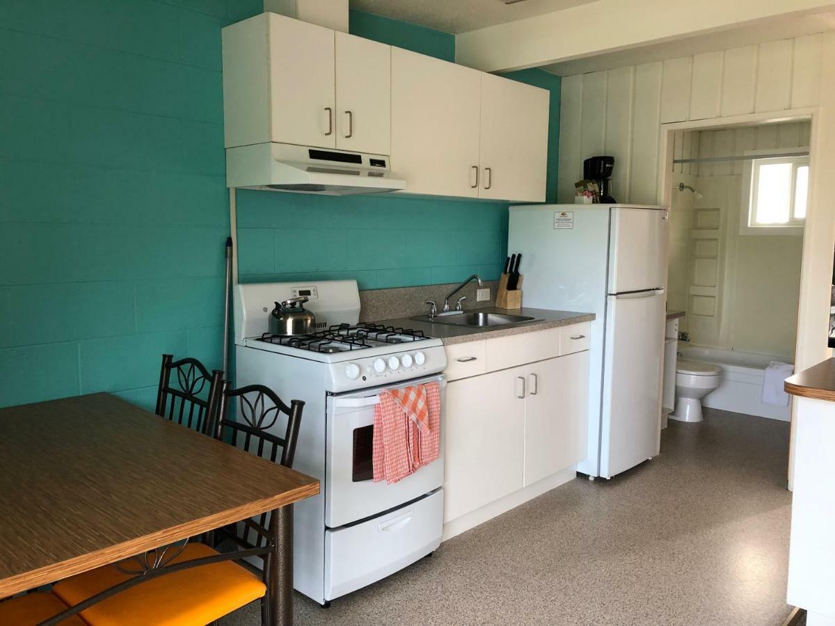 Holiday Beach Resort Motel Okanagan Falls エクステリア 写真