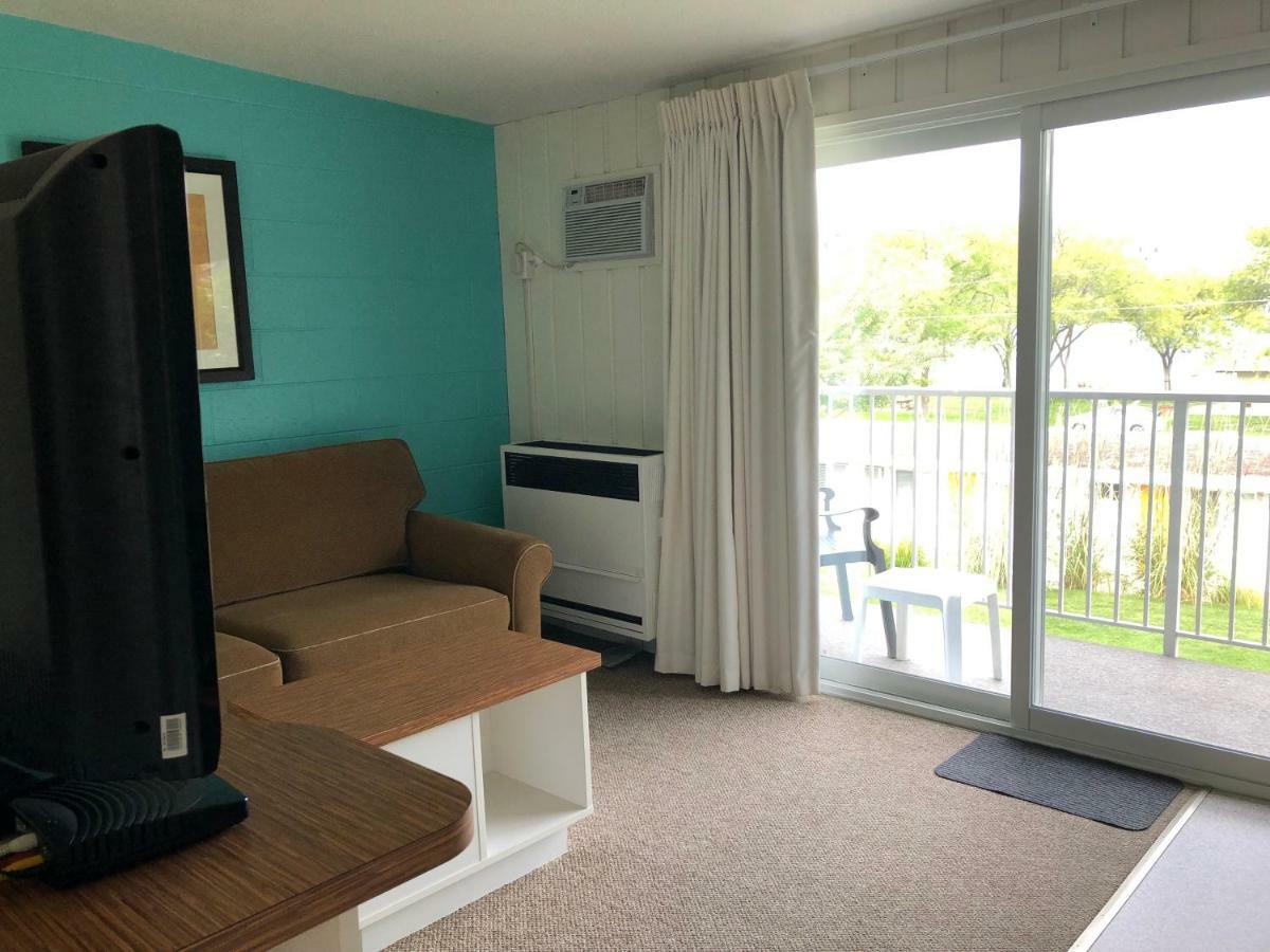 Holiday Beach Resort Motel Okanagan Falls エクステリア 写真