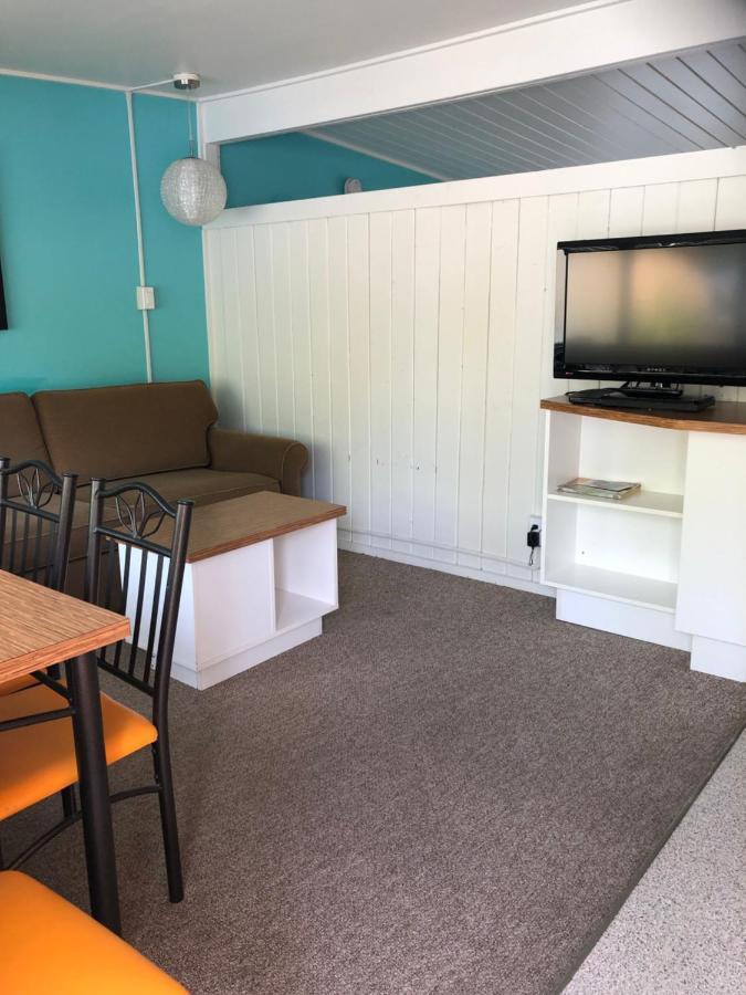 Holiday Beach Resort Motel Okanagan Falls エクステリア 写真
