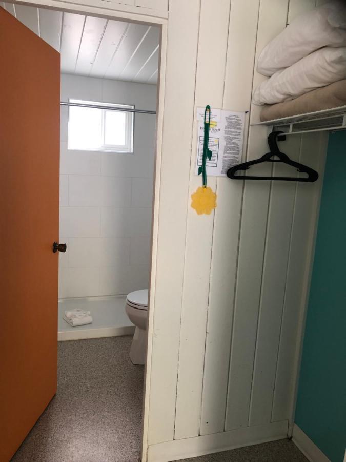 Holiday Beach Resort Motel Okanagan Falls エクステリア 写真