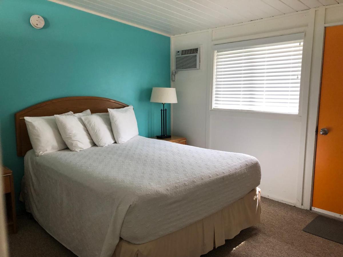 Holiday Beach Resort Motel Okanagan Falls エクステリア 写真