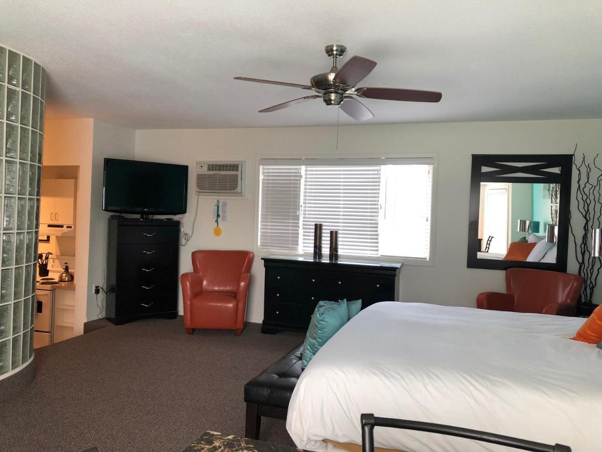 Holiday Beach Resort Motel Okanagan Falls エクステリア 写真