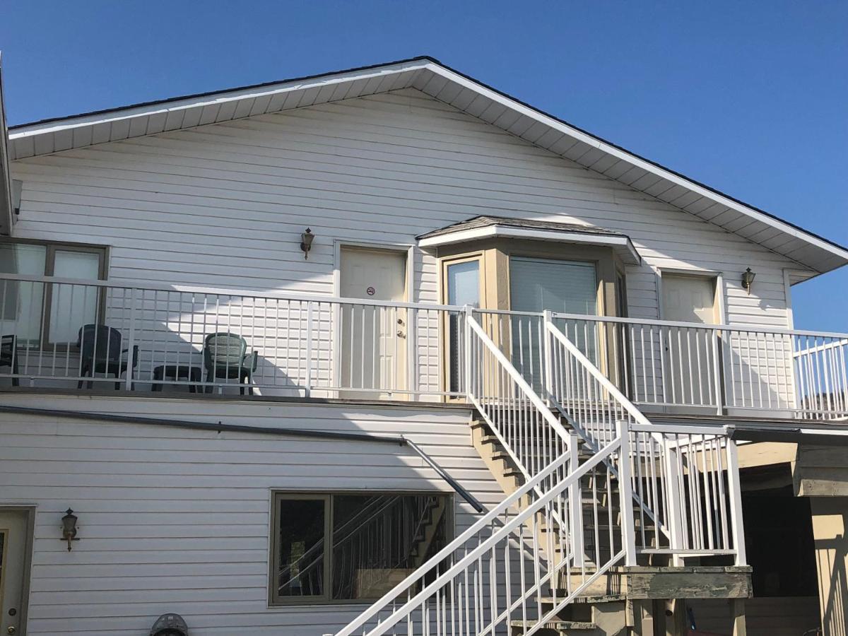 Holiday Beach Resort Motel Okanagan Falls エクステリア 写真