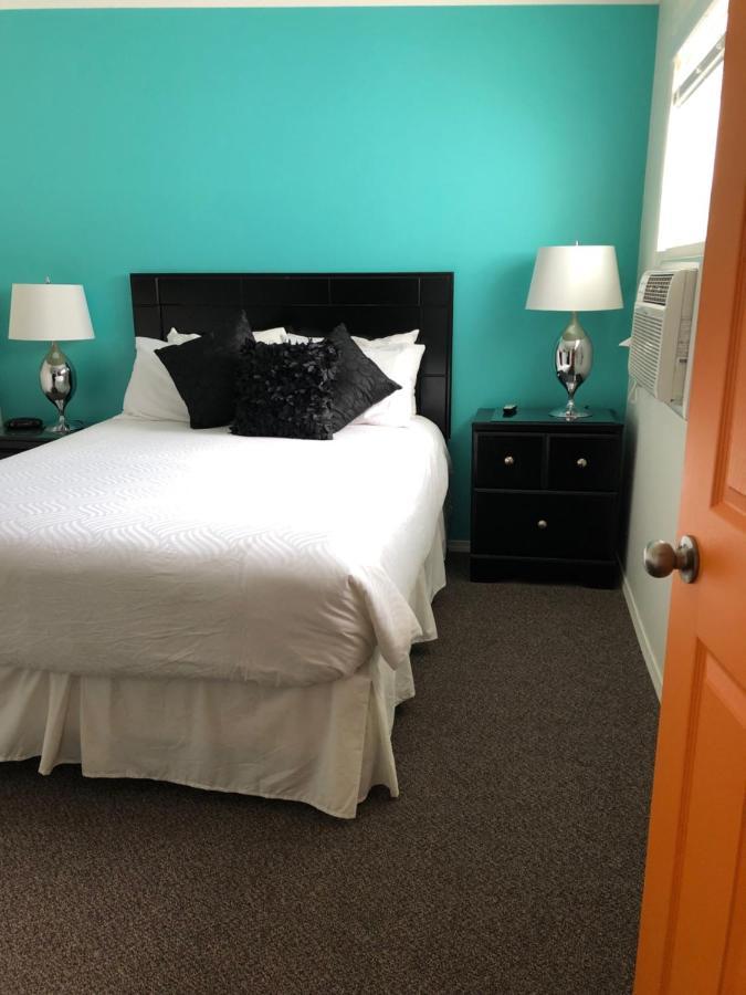 Holiday Beach Resort Motel Okanagan Falls エクステリア 写真