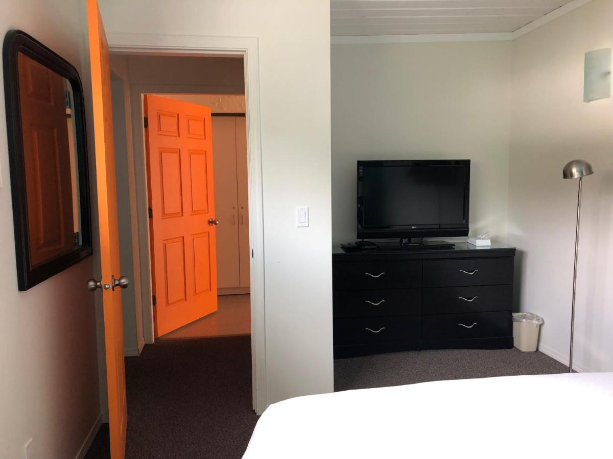 Holiday Beach Resort Motel Okanagan Falls エクステリア 写真