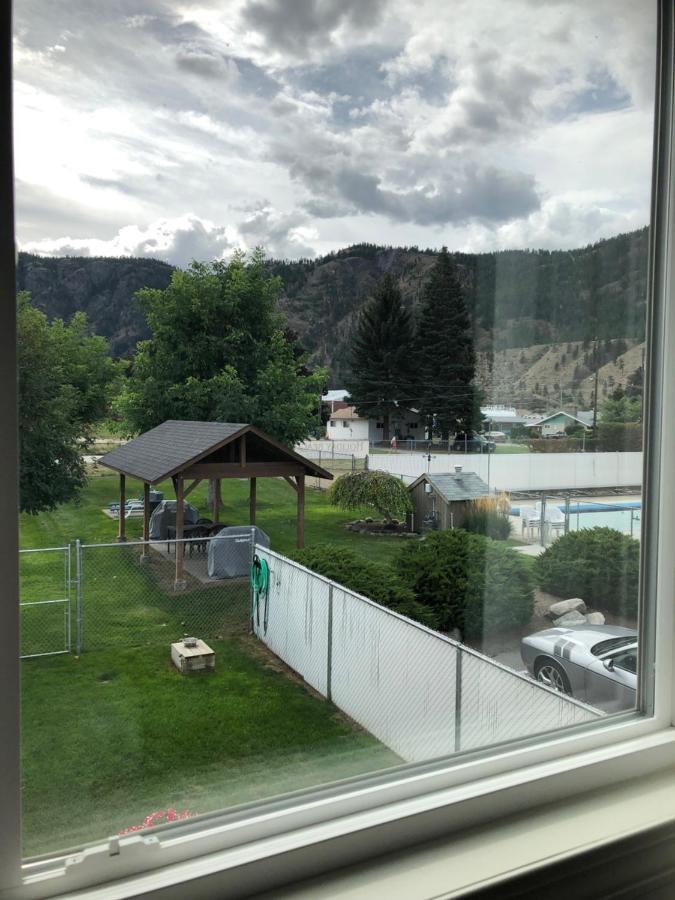 Holiday Beach Resort Motel Okanagan Falls エクステリア 写真