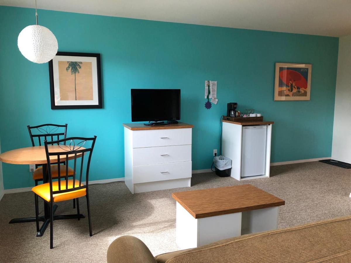 Holiday Beach Resort Motel Okanagan Falls エクステリア 写真