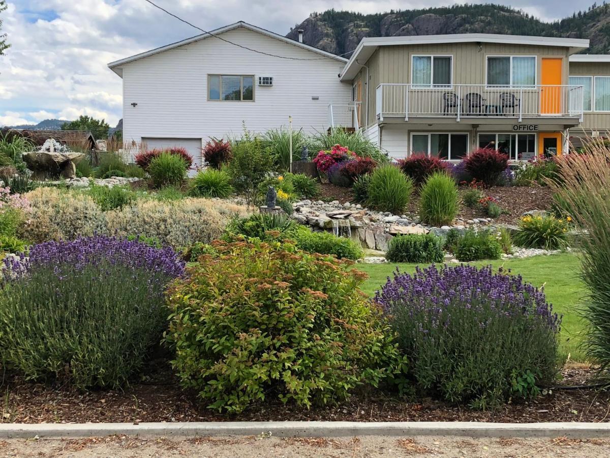 Holiday Beach Resort Motel Okanagan Falls エクステリア 写真