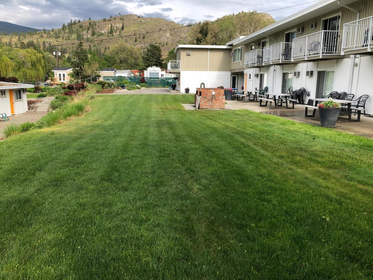 Holiday Beach Resort Motel Okanagan Falls エクステリア 写真
