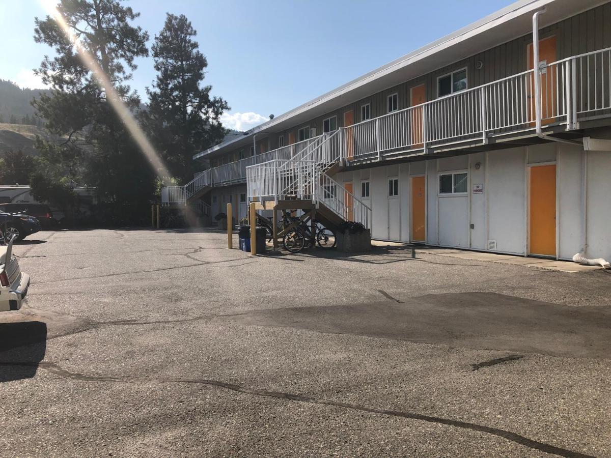 Holiday Beach Resort Motel Okanagan Falls エクステリア 写真