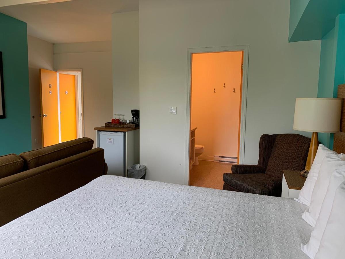 Holiday Beach Resort Motel Okanagan Falls エクステリア 写真