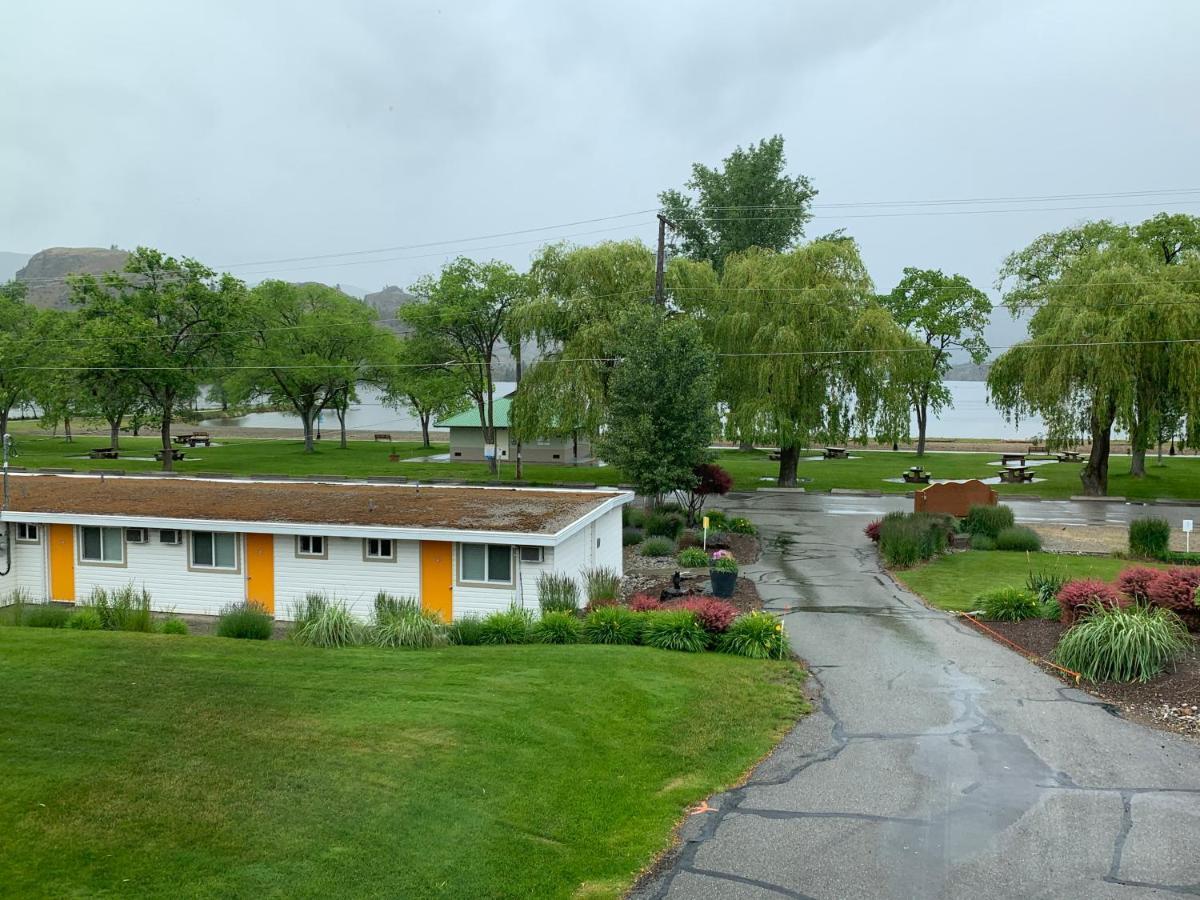 Holiday Beach Resort Motel Okanagan Falls エクステリア 写真